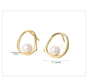 Makro-Detail von goldener unregelmäßiger Perle-Ohrring mit einer Breite von 11,4 mm