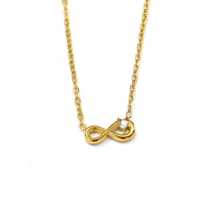 Detail der goldenen Infinity-Kette mit Zirkonia-Stein an einer feinen O-Gliederkette