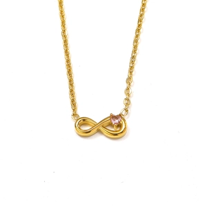 Detailaufnahme des Unendlichkeitssymbol-Anhängers mit rosa Herz-Kristall an Goldkette