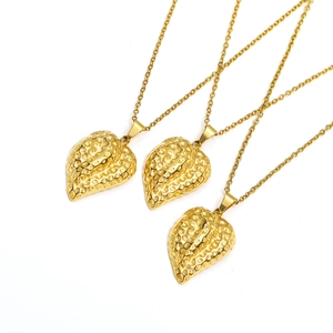 Collier avec pendentif fraise dorée de style français avec surface texturée pour femmes