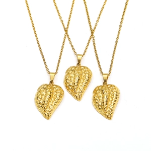 Ensemble de trois colliers à pendentif fraise dorée avec finition martelée sur chaînes en O