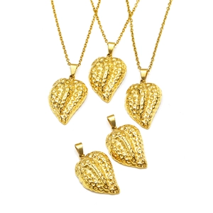 Collier en titane plaqué or de style français avec pendentifs cœur sur fond blanc épuré