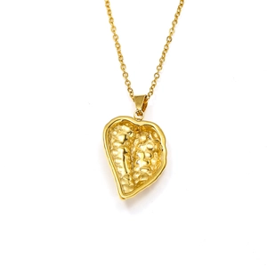 Collier avec pendentif cœur doré style français et texture lave sur chaîne fine