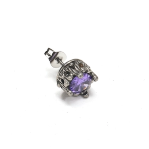 Vue détaillée du clou d'oreille vintage avec pierre violette et texture métal fondu