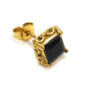 Détail de la boucle d'oreille zircon noir carré avec monture filigrane dorée vintage