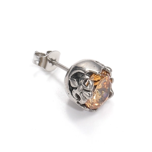 Vue détaillée d'un clou d'oreille rétro en acier avec gemme ambre et motifs gravés