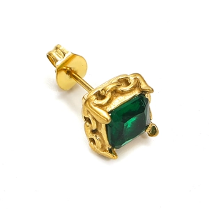 Détail macro du clou d'oreille doré pour homme avec zircon vert et fermoir papillon