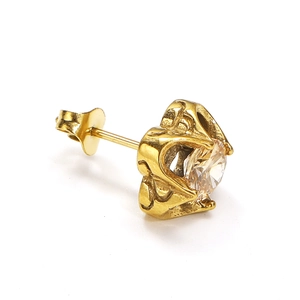 Detailweergave van een gouden kroonvormige oorknop met een grote ronde zirkonia-steen