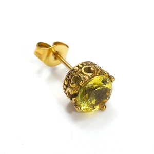 Makroaufnahme von Vintage-Ohrsteckern mit gelbem Zirkon und goldener filigraner Fassung
