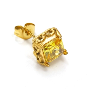 Détail d'un clou d'oreille en zircon jaune carré avec base en métal doré rétro tissé