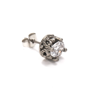 Vue macro d'une boucle d'oreille en argent vintage avec sertissage couronne et zircon