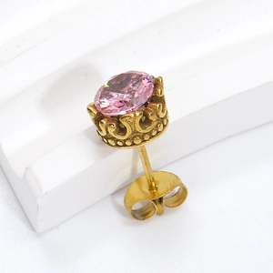 Makroaufnahme von Kronenohrring mit rosa ovalem Zirkon und goldener Legierung