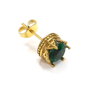 Detailansicht eines goldfarbenen Kronenohrrings mit großem grünen Edelsteinbesatz