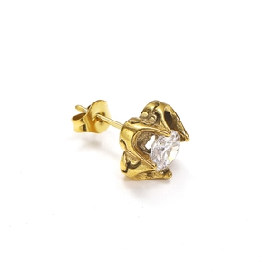 Detail van hartvormige vintage gouden oorbel met een sprankelende zirkonia