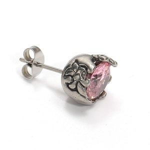 Vue détaillée du clou d'oreille vintage argenté avec zircon rose et motifs filigranes