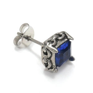Détail d'une boucle d'oreille rétro en argent avec zircon bleu carré et cadre ciselé