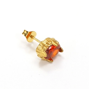 Detaillierte Nahaufnahme goldener Vintage-Ohrstecker mit orangefarbenem Zirkon und Gravur