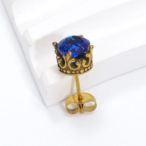 Makroaufnahme des Vintage-Kronenohrsteckers mit facettiertem dunkelblauem Zirkonia-Stein