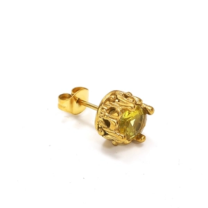 Détail d'une puce d'oreille vintage en or avec cristal jaune et monture texturée unique