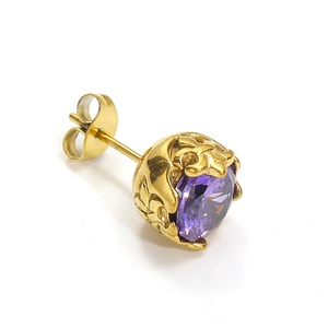 Gros plan sur un clou d'oreille en titane doré vintage avec cristal de zircon violet