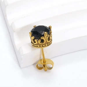 Detail eines Vintage-Gold-Kronenohrrings mit einem facettierten schwarzen Zirkonia-Stein und Verschluss