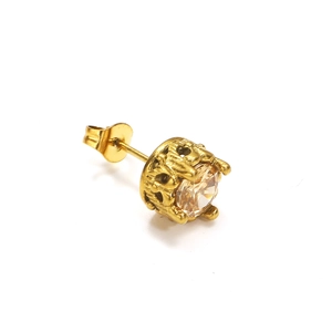 Détail macro de la boucle d'oreille vintage dorée avec zircon clair et base couronne