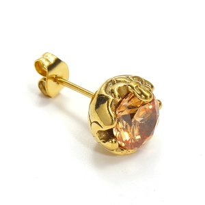 Détail d'une boucle d'oreille vintage en or avec cristal champagne et motif gaufré