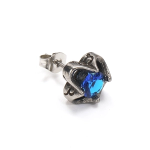 Macrodetail van retro titanium stalen hartoorbel met een gefacetteerde blauwe zirkoon
