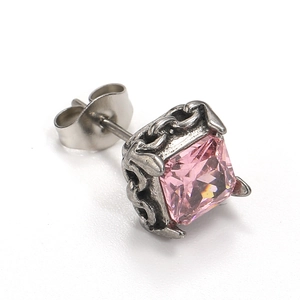 Gros plan d'un clou d'oreille en acier titane avec zircon rose carré et détails