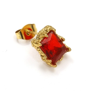 Detailansicht eines quadratischen roten Zirkonia-Ohrrings mit goldener Drachenkralle