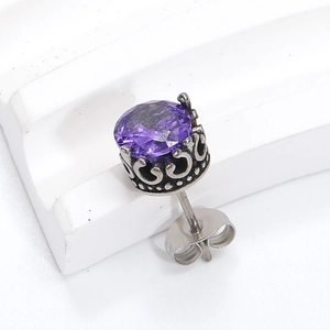 Detail eines lila Zirkonia-Ohrrings mit Vintage-Kronenfassung auf weißem Ständer