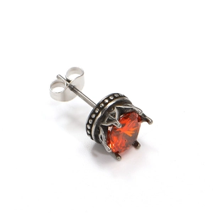 Makroansicht von Vintage-Ohrstecker aus Titan mit orangefarbenem Zirkonia-Stein