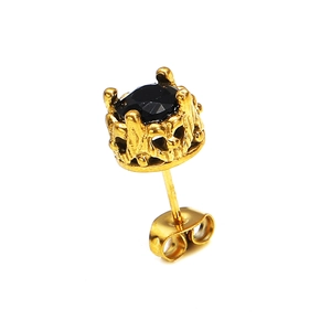 Gros plan d'une puce d'oreille vintage en titane doré avec zircon noir serti en couronne