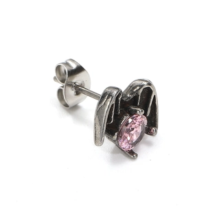 Orecchino punk gotico ad ala con zircone rosa e finitura in argento scuro