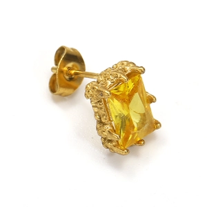 Makro-Detail von luxuriösem Drachenkralle-Ohrring mit gelbem quadratischem Zirkon in Gold