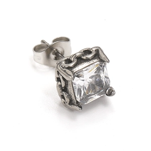 Gros plan d'un clou d'oreille pour homme avec zircon carré et texture vintage