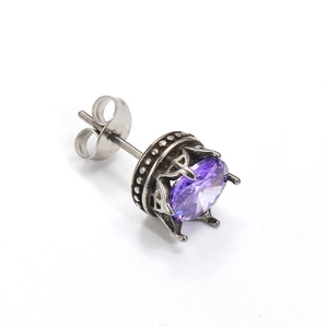 Makro-Detail des Vintage-Kronen-Ohrrings mit facettiertem lila Stein und antiker Metalloptik