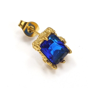 Nahaufnahme des goldfarbenen Drachenkrallen-Ohrsteckers mit blauem Zirkonia im Rechteckschliff