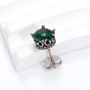 Detaillierte Nahaufnahme von Vintage-Kronenohrring mit tiefgrünem Zirkon in Silberoptik