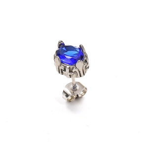 Makroaufnahme von Retro-Stahlohrstecker mit blauem Zirkon und gotischer Metallgravur