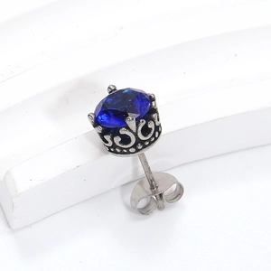 Detailansicht von kronenförmigem saphirblauem Ohrstecker mit silbernem Vintage-Finish
