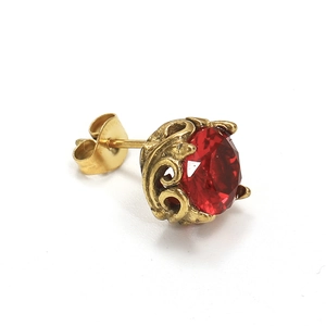 Details von Vintage-Goldohrstecker mit großem facettiertem rotem Edelstein und Filigran