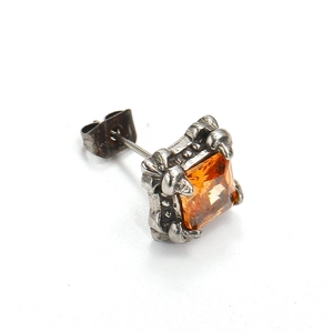 Makroaufnahme von Gothic-Drachenkrallen-Ohrring mit quadratischem orangem Edelstein in Silber