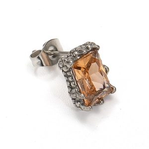 Makro-Detail des Vintage Drachenklaue Ohrrings mit quadratischem Bernstein-Zirkon und Schmetterling