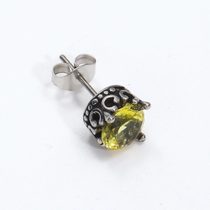 Detailansicht eines Vintage-Ohrsteckers aus Silber mit gelbem Zirkonstein und Krone