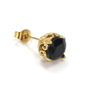 Nahaufnahme der Vintage-Goldohrstecker mit hohlem Muster und schwarzem Edelstein
