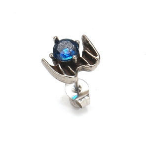 Dettaglio dell'orecchino gotico in argento a forma di ala di pipistrello con cristallo blu