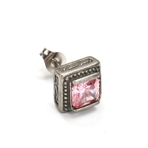 Makro-Detail von Punk Quadrat-Ohrstecker mit Vintage-Schriftrollen und rosa Zirkon