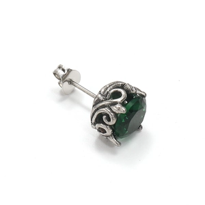 Detailansicht eines Retro-Silberohrrings mit grünem Edelstein und Blumenmuster