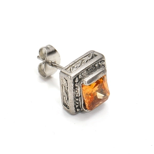 Makroaufnahme von Vintage Silber Ohrstecker mit quadratischem orangefarbenem Zirkon